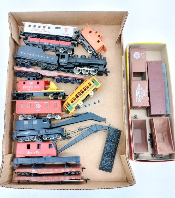 ASSORTED HO SCALE TRAIN CARS PENNSYLVANIA LOCOMOTIVE & TENDER SANTA FE CRANE BALTIMORE & OHIO CABOOSE SEABOARD TROLLEY SOME OBS  INV 261650626