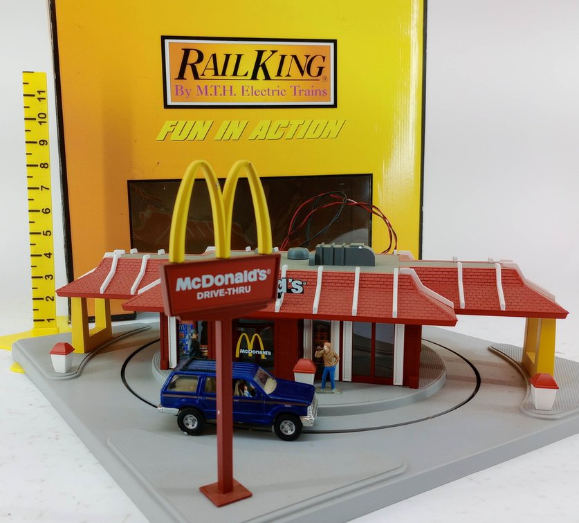 RAILKING O GAUGE 30-9114 MCDONALD'S OPERATING RESTAURANT W/ DIE-CAST CAR, OB  INV 263390195