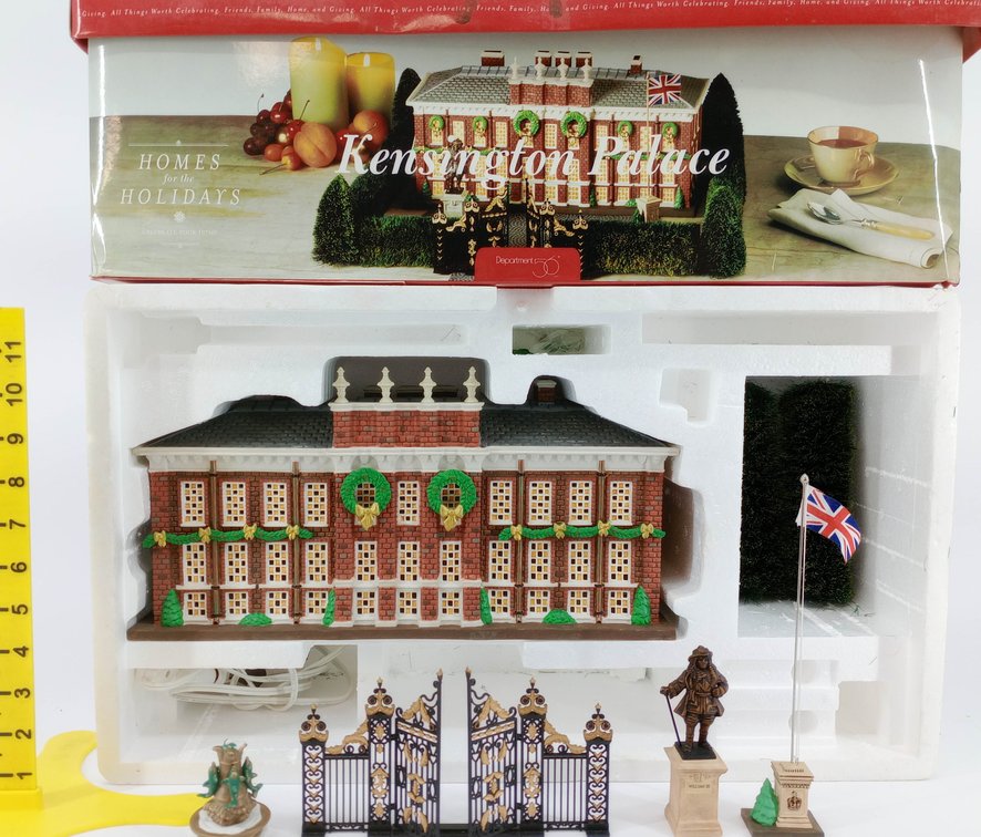 DEPARTMENT 56 KENSINGTON PALACE LIGHTED CERAMIC HOUSE WITH GATES STATUE FLAGPOLE & FOUNTAIN OB  INV 263390198