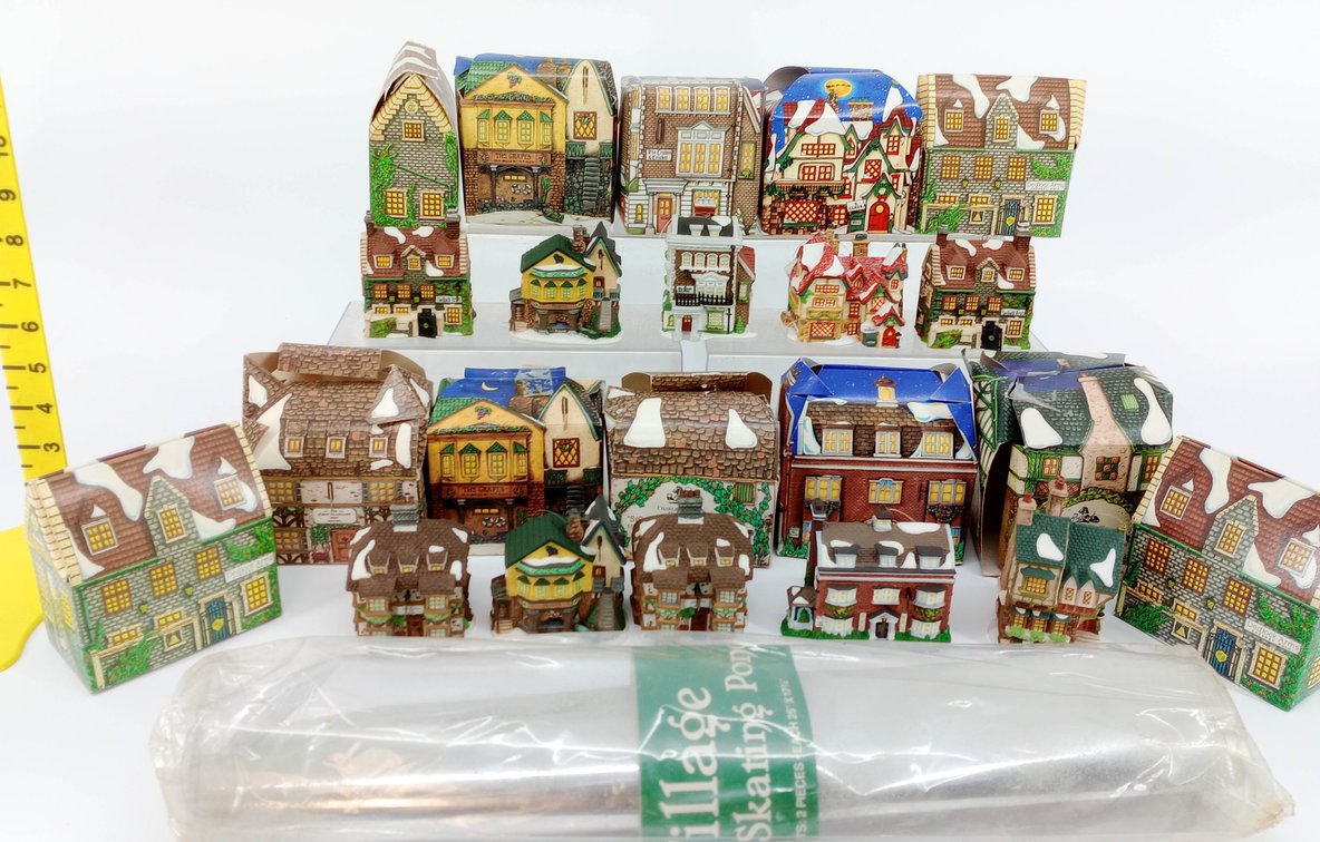 ASSORTED CHARLES DICKENS HERITAGE CERAMIC VILLAGE HOUSE ORNAMENTS & SKATING POND SOME OBS  INV 263390197