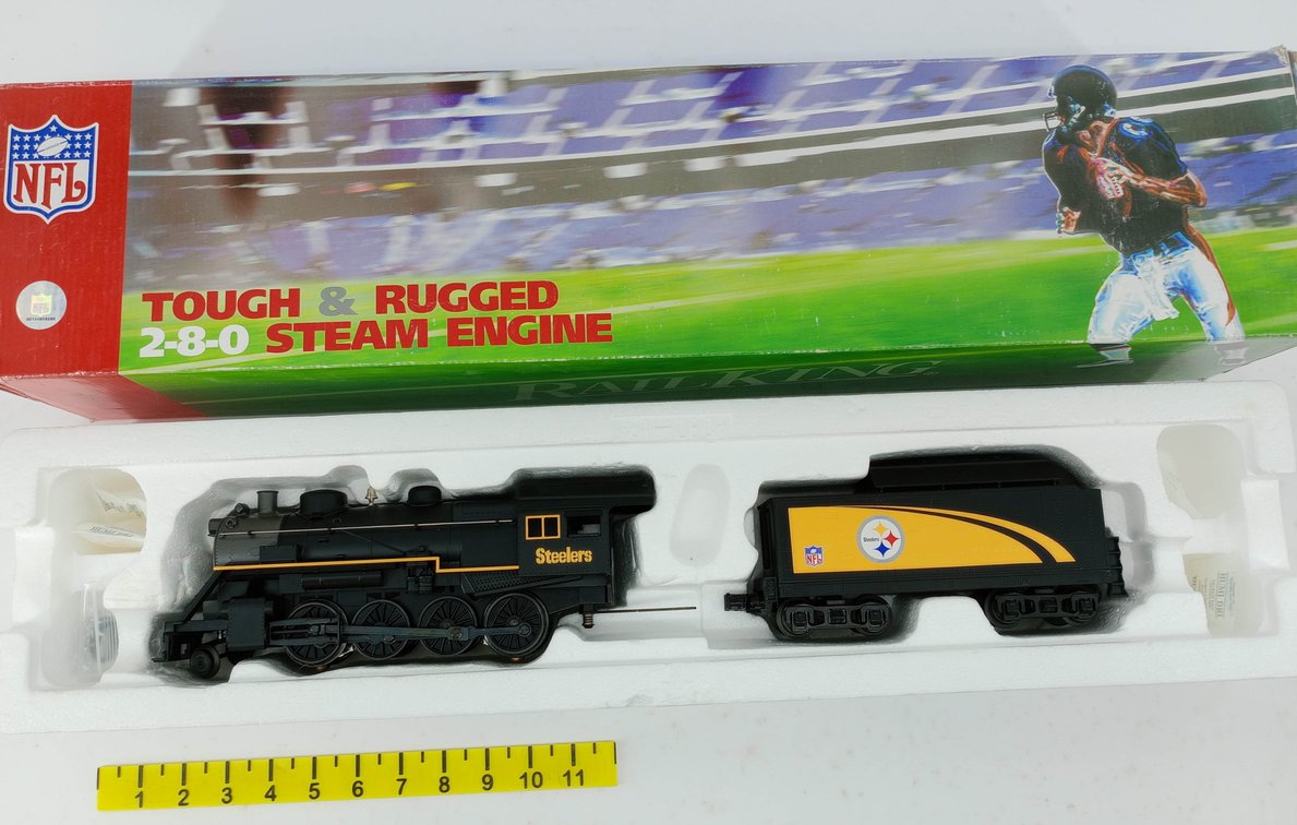 RAILKING O GAUGE 33-1026-1 NFL PITTSBURGH STEELERS 2-8-0 STEAM ENG & TENDER W/ PROTO-SOUND 2.0, OB  INV 263390233