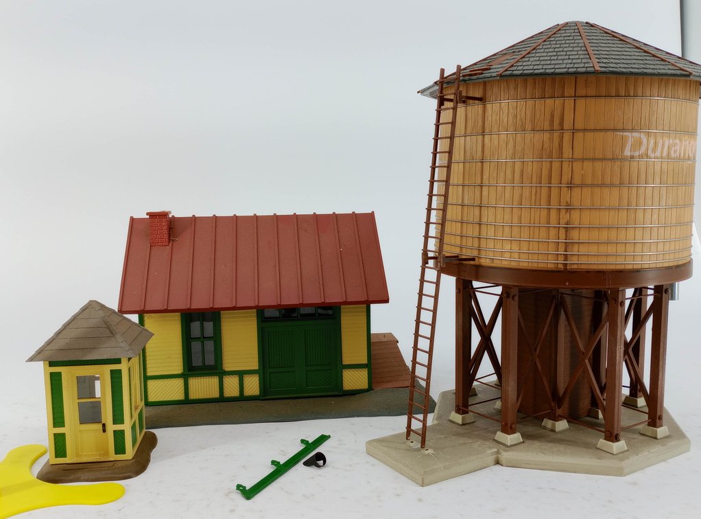 PIKO G GAUGE DURANGO WATER TOWER, YELLOW & GREEN FREIGHT STATION & WATCHMAN SHANTY  INV 263390249