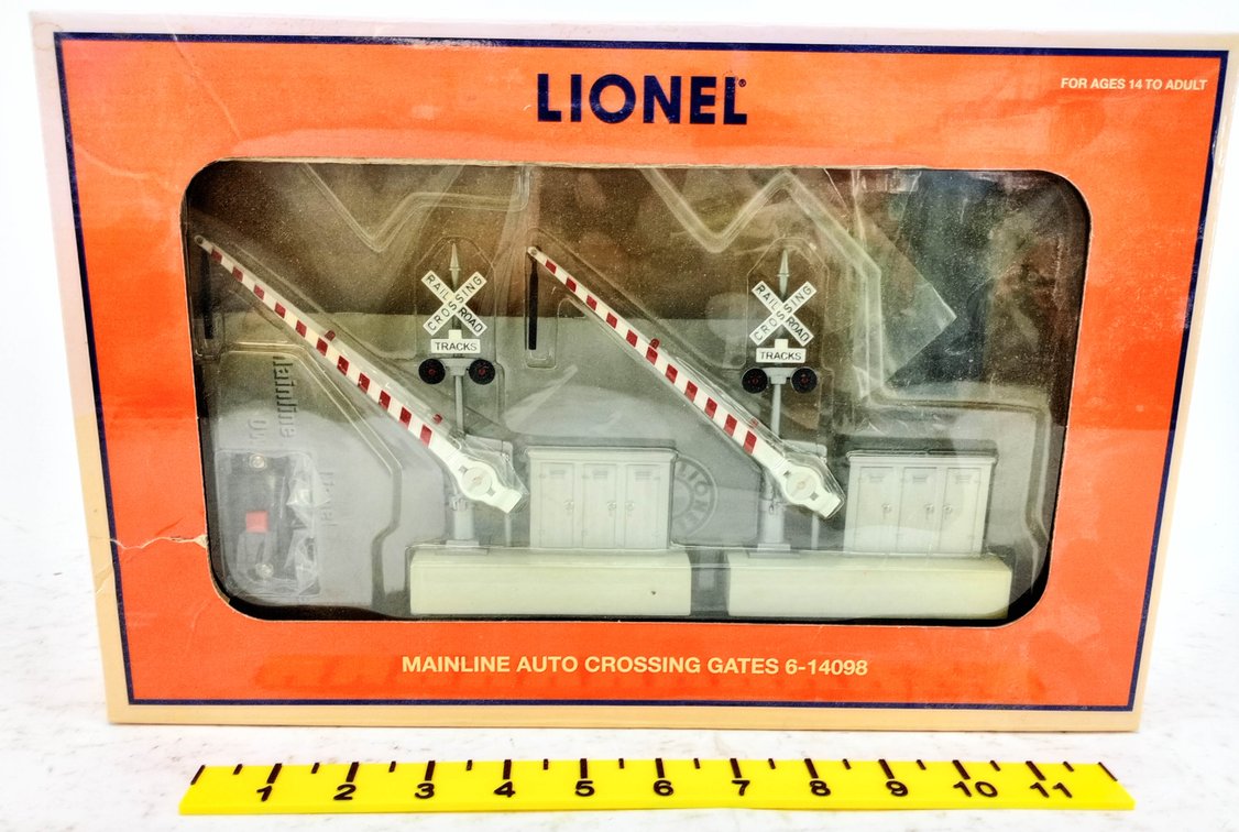 LIONEL O GAUGE 6-14098 MAINLINE AUTO CROSSING GATES, OB  INV 263390350