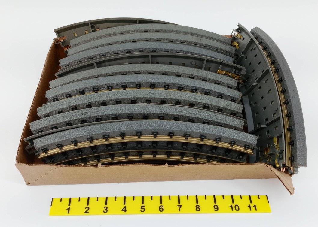 ASSORTED O GAUGE CURVED TRACK SECTIONS & READING TURNTABLE LAYOUT SECTION  INV 263390370