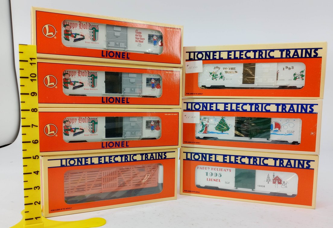 7 LIONEL O GAUGE CHRISTMAS BOXCARS & STOCK CAR, 7 OBS  INV 263390472