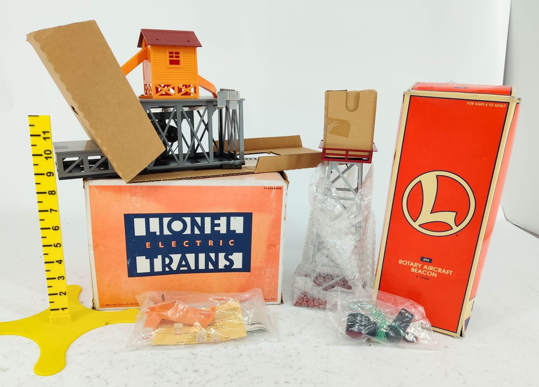 2 LIONEL O GAUGE 6-12703 ICING STATION & 6-12966 ROTARY AIRCRAFT BEACON, 2 OBS  INV 263390482