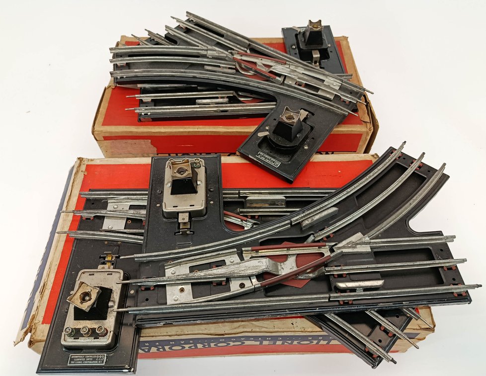 LIONEL 223 & 210 STANDARD GAUGE SWITCHES, 4 PIECES, 2 OBS  INV 263410025
