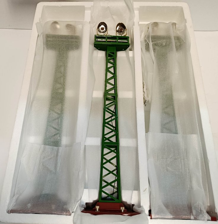 3 MTH 92 FLOOD LIGHT TOWERS, TERRA COTTA BASE & GREEN TOWER, STD GAUGE, OB  INV 263410097