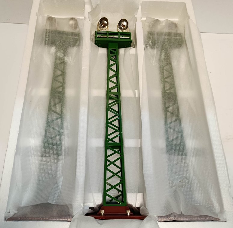 3 MTH 1044 NO 92 FLOOD LIGHT TOWERS, TERRA COTTA & GREEN, STD GAUGE, OB  INV 263410098