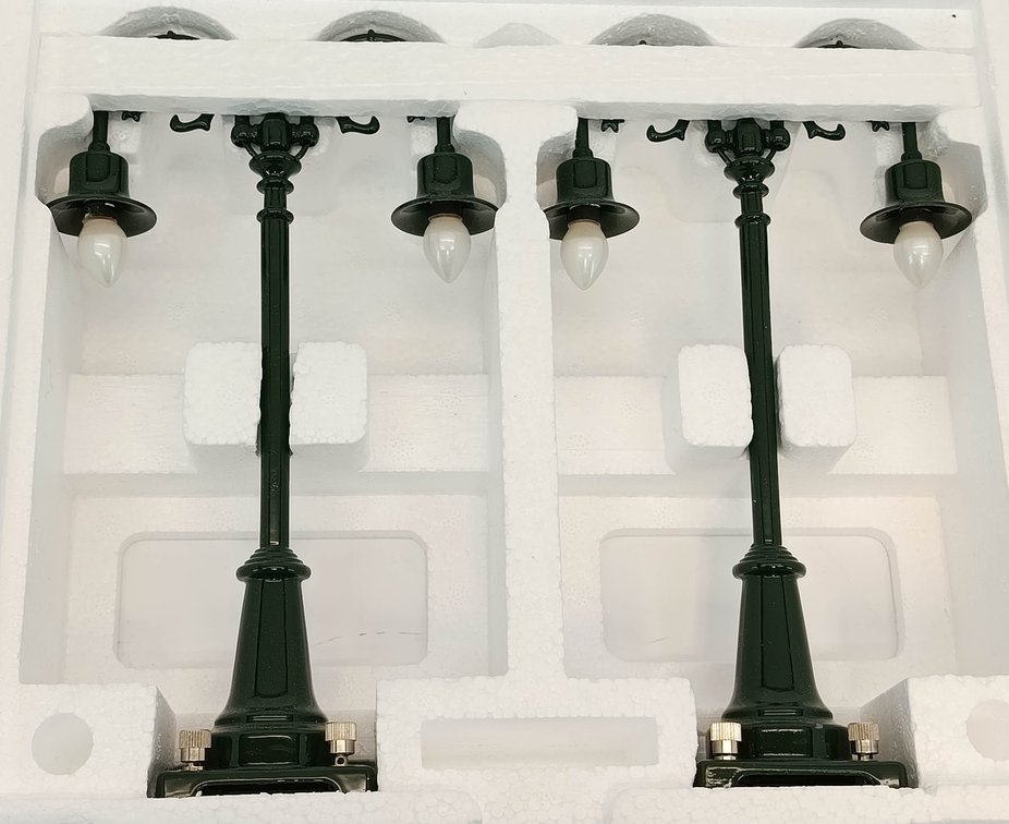 3 MTH STD GAUGE MT-1020 NO. 54 GREEN METAL LAMP POST SETS, 3 OBS  INV 263410152