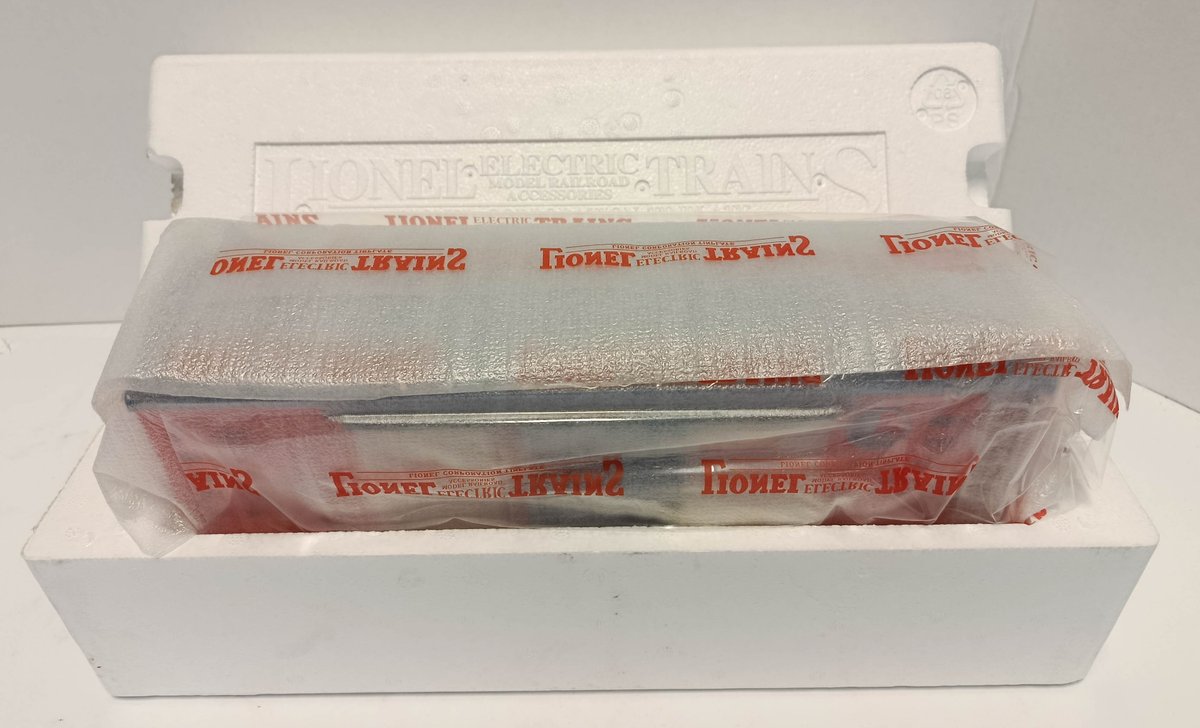 LIONEL 11-30144 LIONEL LINES 213 STD GAUGE CATTLE CAR, OB  INV 263410266
