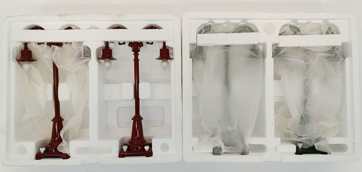 2 MTH O GAUGE NO. 54 MT-1019 MAROON & MT-1020 GREEN METAL LAMP POST SETS, 2 OBS  INV 263410291