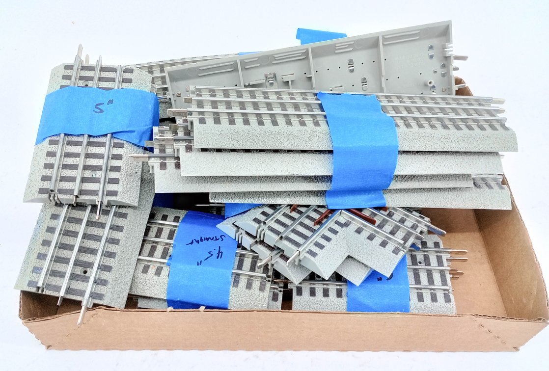 ASSORTED O GAUGE FASTRACK STRAIGHT, CURVED & 90 DEGREE CROSSING TRACK SECTIONS  INV 260390043