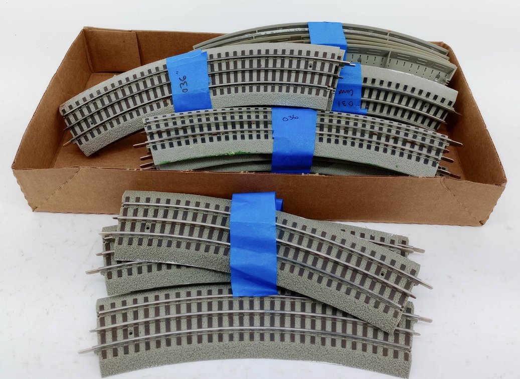 ASSORTED O GAUGE O36 CURVED FASTRACK-STYLE TRACK SECTIONS  INV 260390046