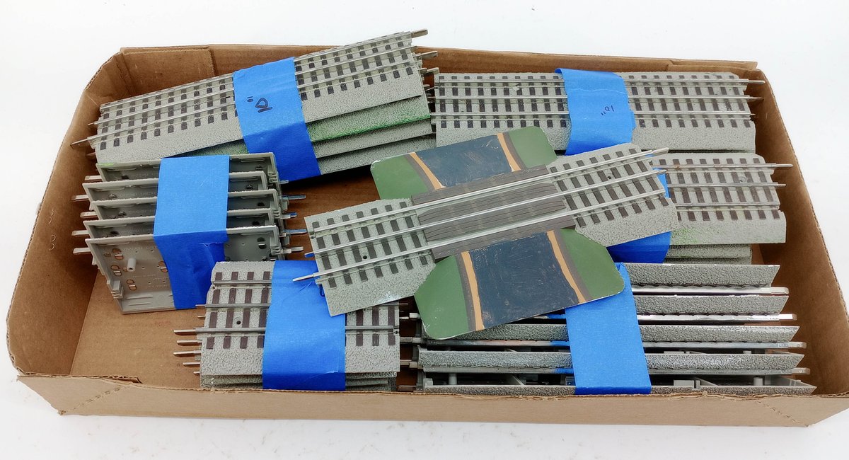 ASSORTED O GAUGE 3-RAIL FASTRACK STYLE STRAIGHT TRACK SECTIONS & GRADE CROSSING  INV 260390044