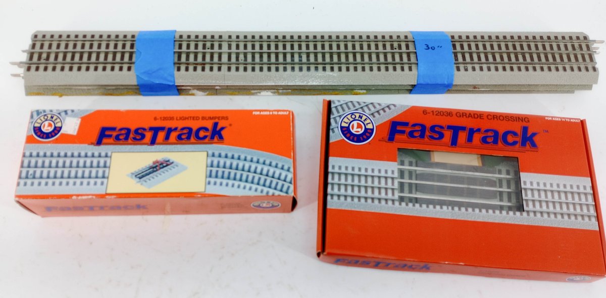 LIONEL FASTRACK O GAUGE 6-12035 LIGHTED BUMPERS, 6-12036 GRADE CROSSING & 30" TRACK, 2 OBS  INV 260390045