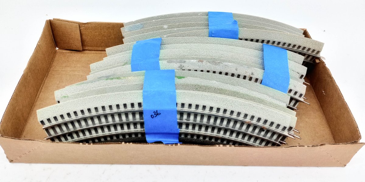 ASSORTED O36 CURVED FASTRACK-STYLE O GAUGE TRACK SECTIONS  INV 260390048