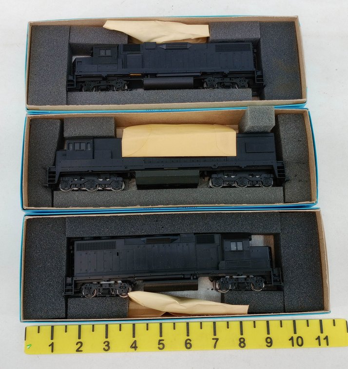 3 ATHEARN HO SCALE UNDECORATED DIESEL LOCOMOTIVES, 3 OBS  INV 262330073