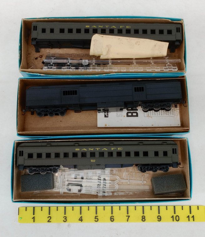 3 ATHEARN HO SANTA FE STD COACHES & BAGGAGE CAR KITS, 3 OBS NNC  INV 262330075