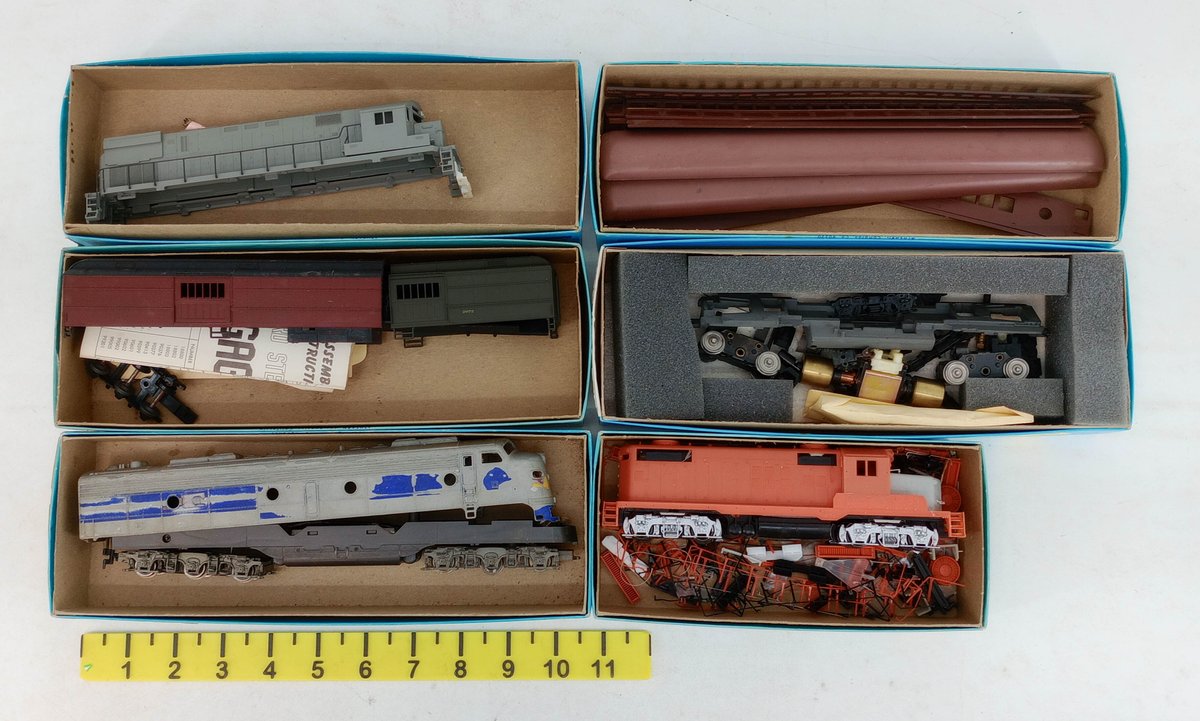6 ATHEARN HO LOCOMOTIVE & PASSENGER CAR KITS, GP38-2 & E8 SHELLS, 6 OBS NNC  INV 262330077