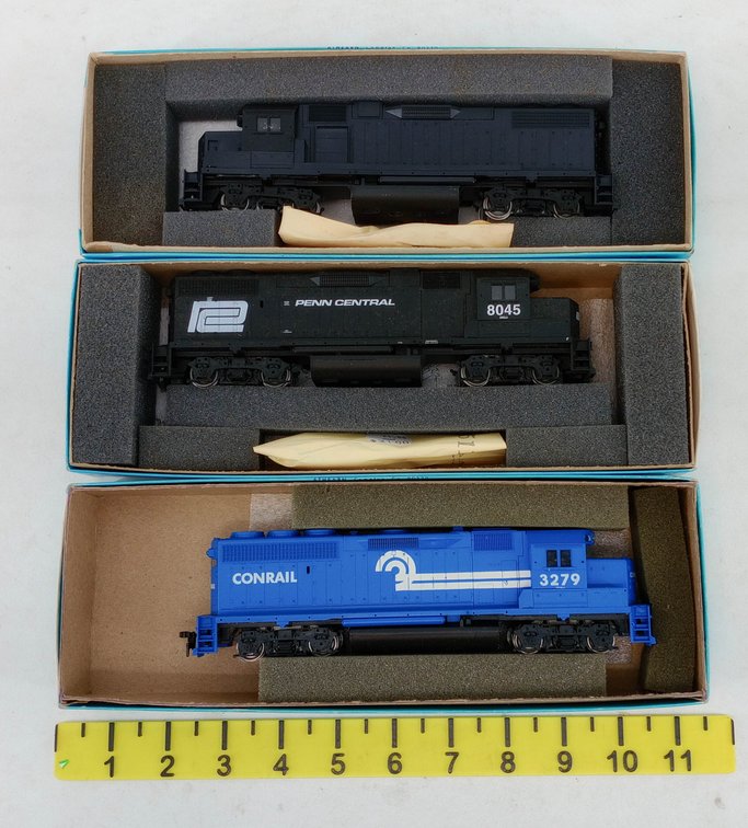 3 ATHEARN HO GP40-2 CONRAIL, GP38-2 PENN CENTRAL & UNDECORATED POWERED LOCOMOTIVES, 3 OBS  INV 262330076