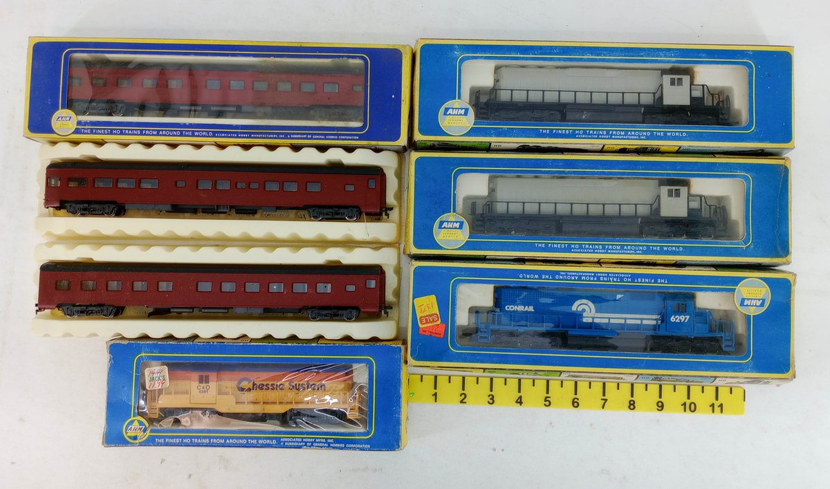 AHM HO SD-40 LOCOMOTIVES, GP-18 CHESSIE SYSTEM & 3 SLEEPER PASSENGER CARS, 7 OBS  INV 262330080