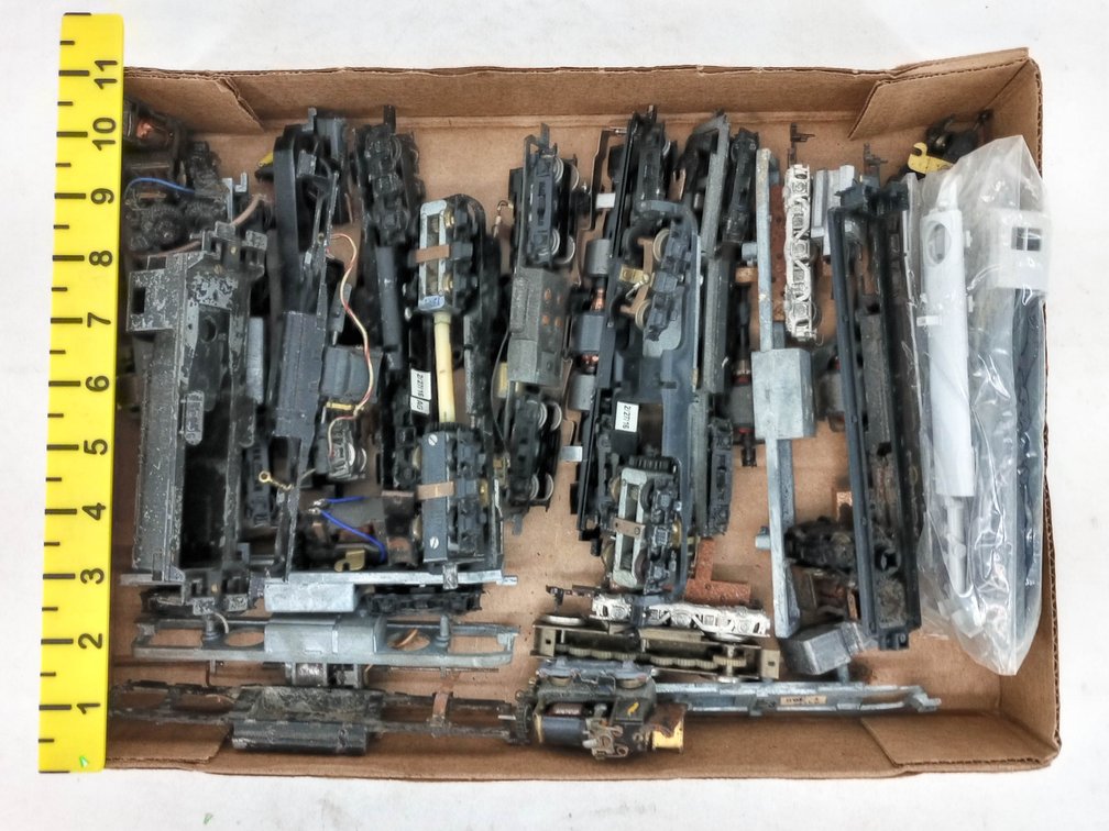 ASSORTED HO SCALE LOCOMOTIVE CHASSIS & MOTOR PARTS, GILBERT HO MARKED  INV 262330083