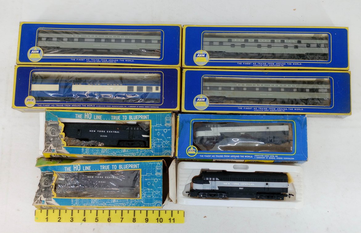 8 AHM HO NYC PASSENGER CARS & DIESEL LOCOMOTIVES, 8 OBS  INV 262330081