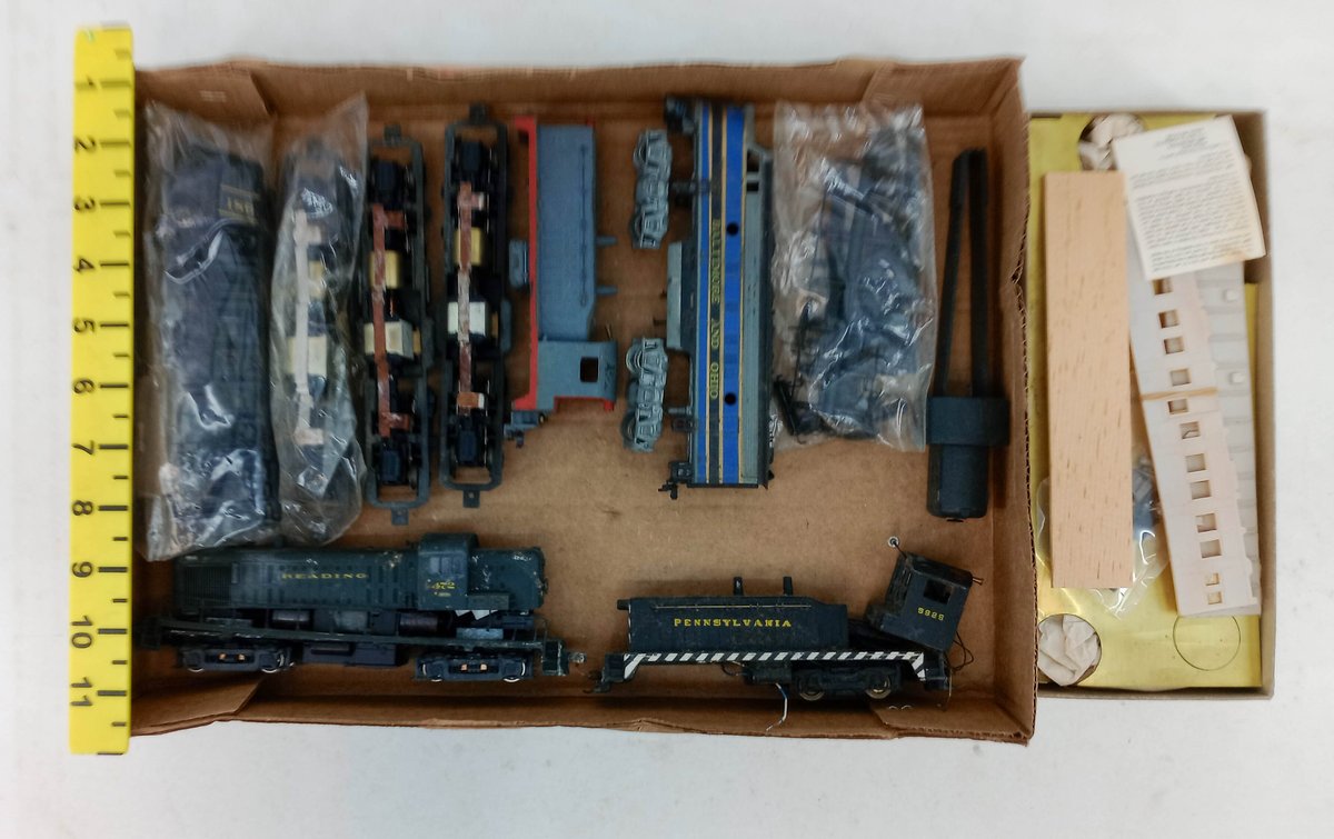 ASSORTED HO READING PENNSYLVANIA B&O LOCOMOTIVE SHELLS & PARTS, ROLLER BEARING PULLMAN TROOP SLEEPER KIT OB NNC  INV 262330089