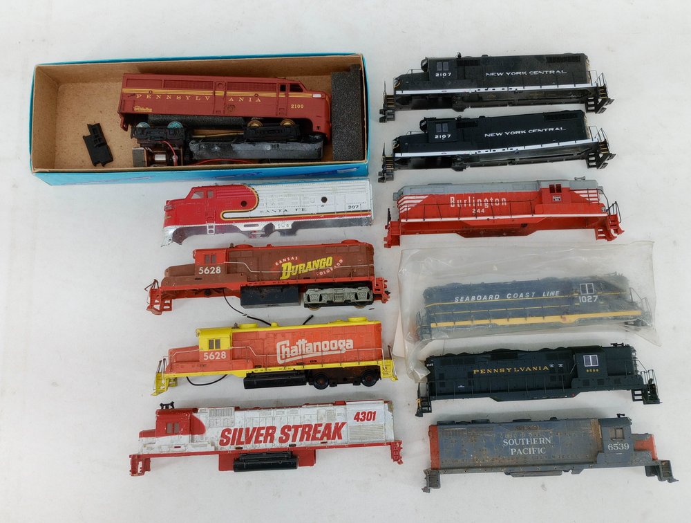 ASSORTED HO SCALE DIESEL LOCOMOTIVE SHELLS & CHASSIS, SILVER STREAK, SANTA FE, NYC, PENNSYLVANIA, SOME OBS  INV 262330087