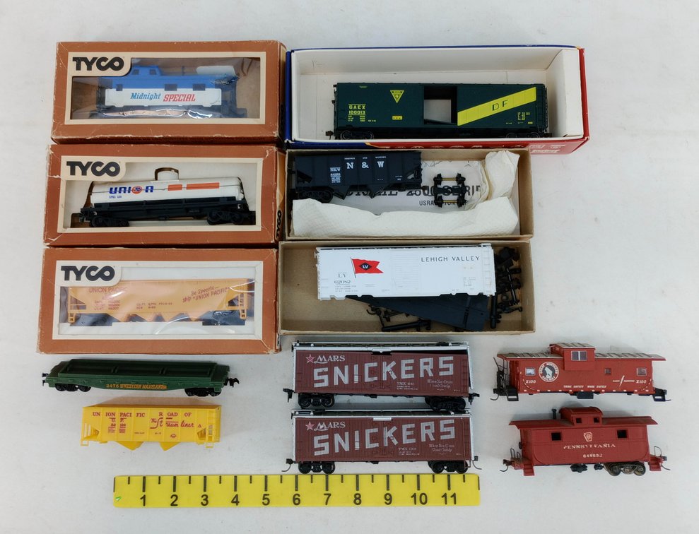 ASSORTED TYCO, ACCURAIL & BRANCHLINE HO CARS & CABOOSES SOME OBS  INV 262330093