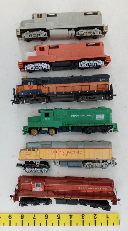 6 HO DIESEL LOCOMOTIVES INCL UNION PACIFIC 3901, PENN CENTRAL 5628, MILWAUKEE 807, NO BOXES  INV 262330099