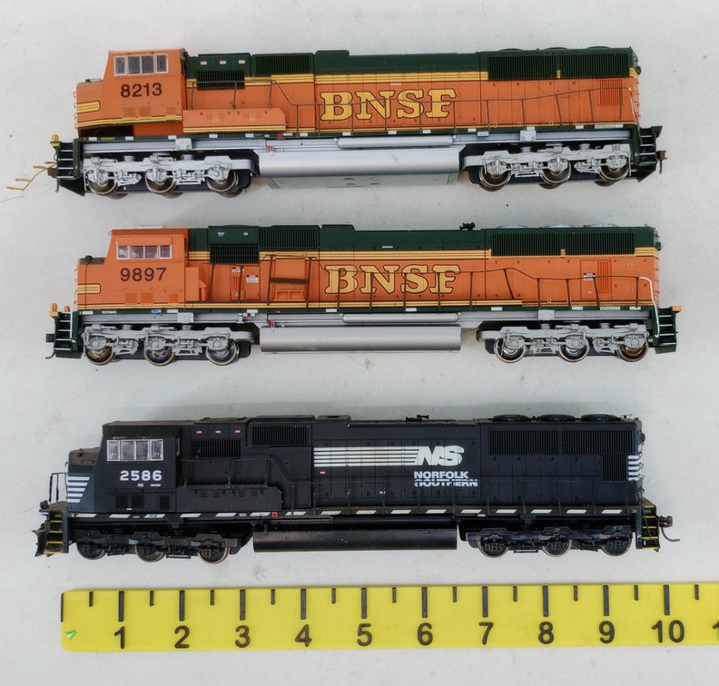 3 HO SCALE DIESEL LOCOMOTIVES, 2 BNSF & NORFOLK SOUTHERN, NO BOXES  INV 262330100