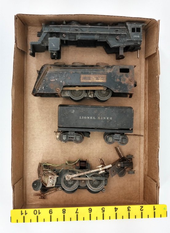 LIONEL 204 STEAM LOCOMOTIVE SHELL, COMMODORE VANDERBILT LOCOMOTIVE, LIONEL LINES TENDER & CHASSIS, NO BOX  INV 262330104