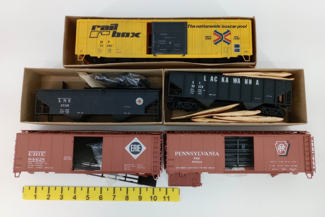 5 WEAVER O GAUGE BOXCAR & HOPPER KITS PRR ERIE LACKAWANNA LNE RAILBOX, 3 OBS NNC  INV 262330106