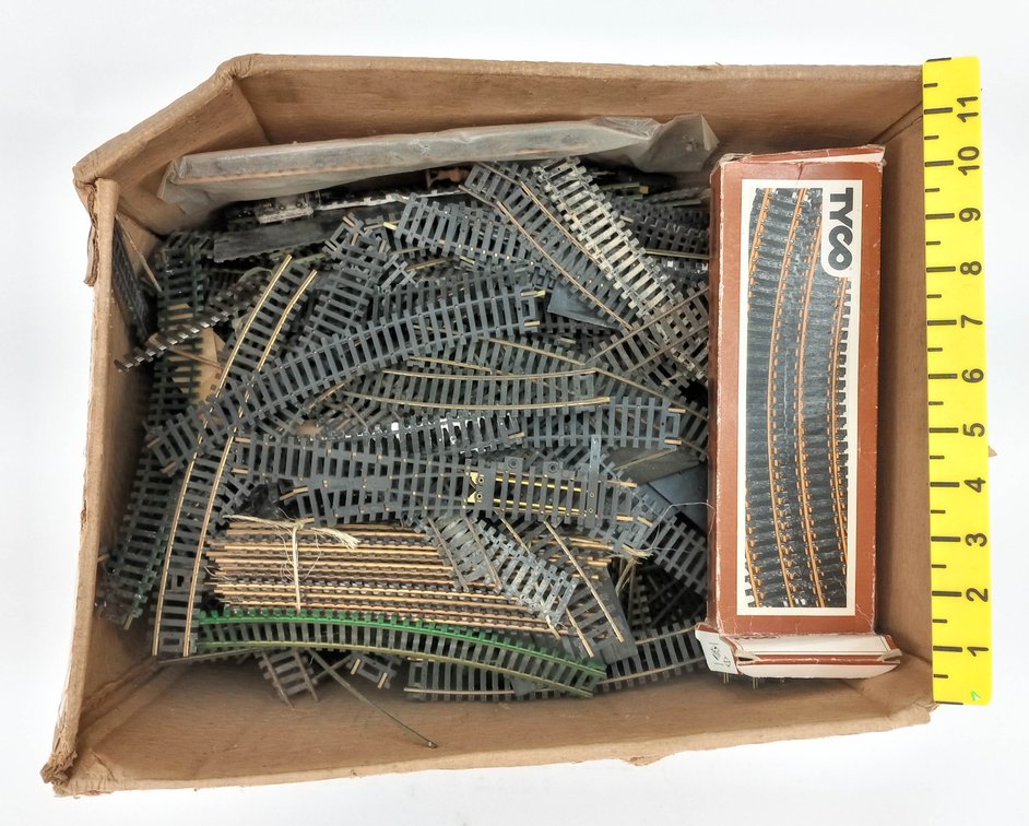 BOX OF MIXED HO TRACK  INV 262330112