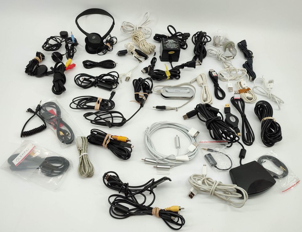 LARGE LOT OF ELECTRONIC CABLES, POWER CORDS, ADAPTERS, ACCESSORIES MIXED  INV 262380529