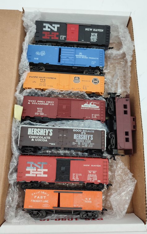 HO GAUGE 8 HO GAUGE FREIGHT CARS BOXCARS, REEFER, TANK CAR, FLATCAR, CABOOSE MIXED  INV 262380564