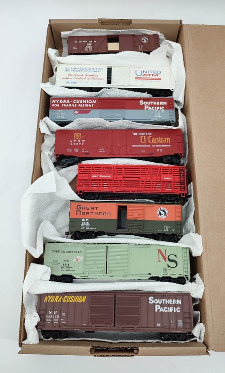 HO GAUGE 8 HO GAUGE FREIGHT CARS BOXCARS, STOCK CARS MIXED  INV 262380561