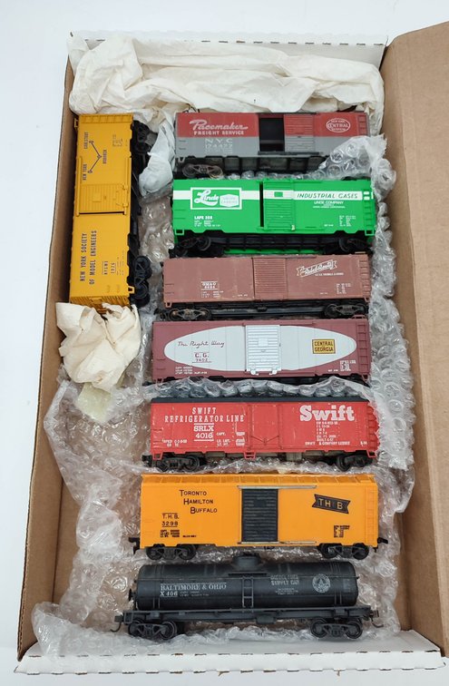 HO GAUGE 8 HO GAUGE FREIGHT CARS BOXCARS, TANK CAR MIXED  INV 262380562