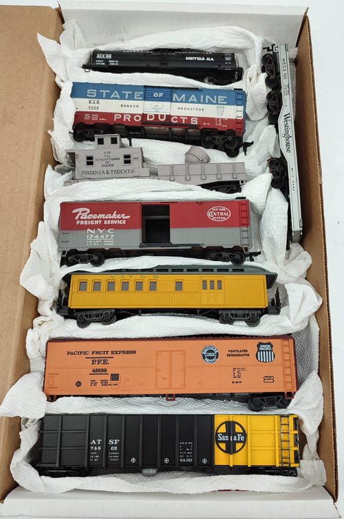 HO GAUGE 8 HO GAUGE FREIGHT CARS BOXCARS, REEFER, TANK CAR, PASSENGER CAR, FLATCAR, MAINTANCE CABOOSE MIXED  INV 262380563