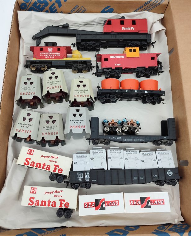 HO GAUGE MIXED HO GAUGE GONDOLA, FLATCAR W/ HIGH ENDS, FLAT CAR W/TANKS, CABOOSES, CRANE, CONTAINERS, TRAILERS, RADIOACTIVE LOADS  INV 262380570