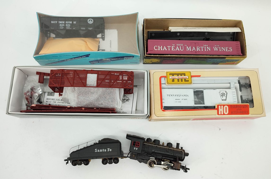 HO GAUGE SANTA FE STEAM LOCOMOTIVE & TENDER & 4 TRAIN CAR KITS MIXED LOT  INV 262380572