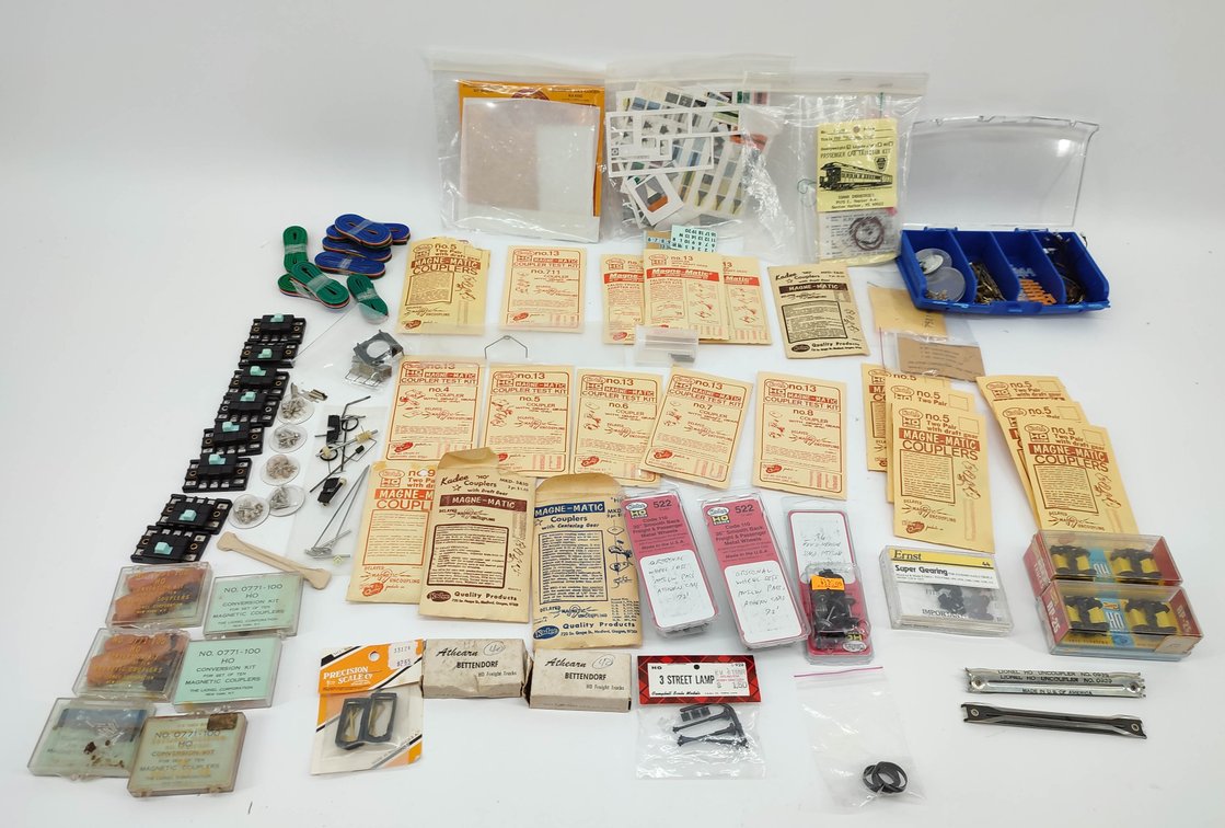 HO GAUGE LARGE LOT OF HO PARTS AND PIECES MIXED  INV 262380575