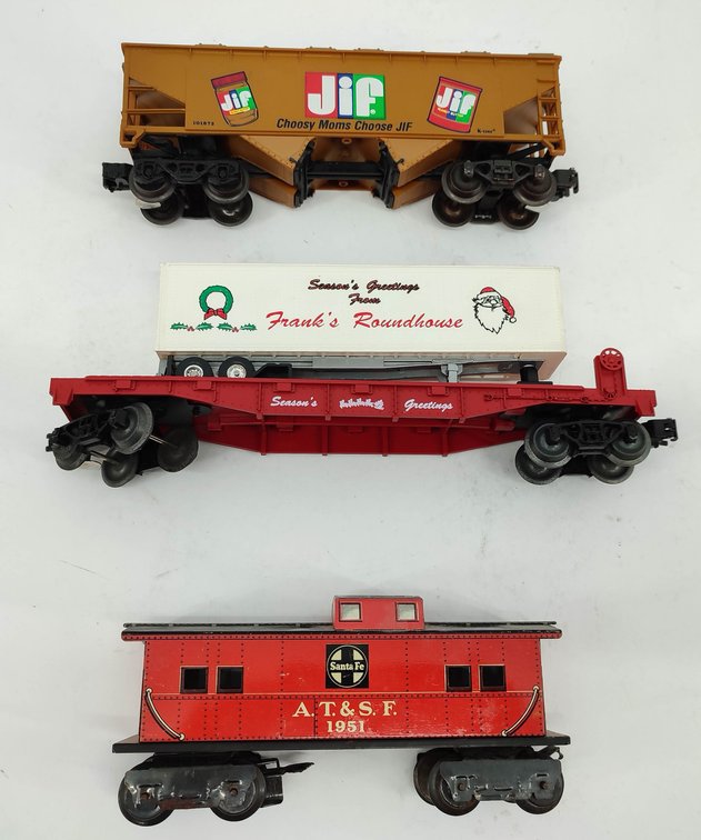 O SCALE 3 TRAINS MARX AT & SF 1951 CABOOSE, K-LINE JIFF HOPPER CAR 101872 & FLATCAR SEASON'S GREETING W/ROUNDHOUSE TRAILER  INV 262380614