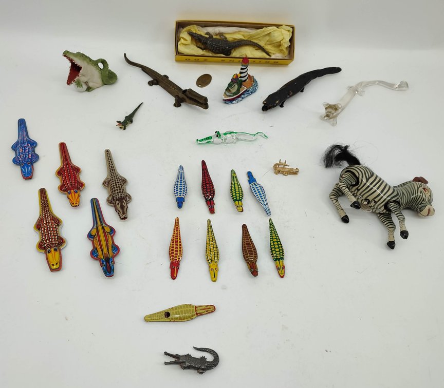 COLLECTION OF ALLIGATOR BRASS, GLASS, ETC... TIN CLICKERS, TIN WHISTLE, SIAM SILVER BROOCH, TIN ZEBRA MIXED LOT  INV 262380622