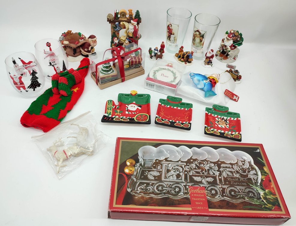 CHRISTMAS ASSORTMENT OF CHRISTMAS DECORATIONS MIXED  INV 262380630