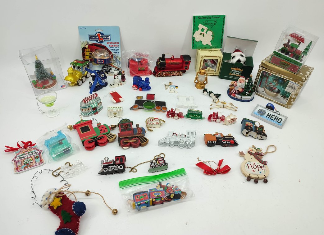 CHRISTMAS ASSORTMENT OF CHRISTMAS ORNAMENTS & DECORATIONS  INV 262380636