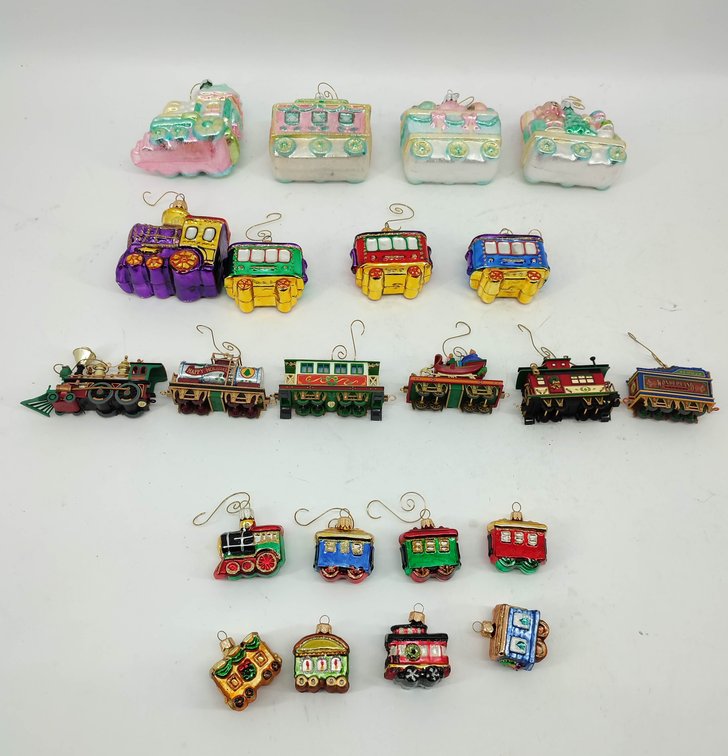 CHRISTMAS ASSORTMENT OF CHRISTMAS ORNAMENTS  INV 262380635