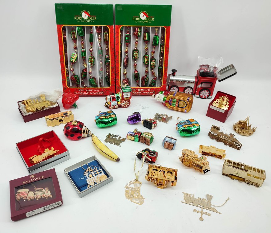 CHRISTMAS ASSORTMENT OF CHRISTMAS ORNAMENTS & DECORATIONS  INV 262380638